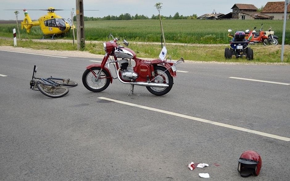 Veterán motorosok közé hajtott a kerékpáros 