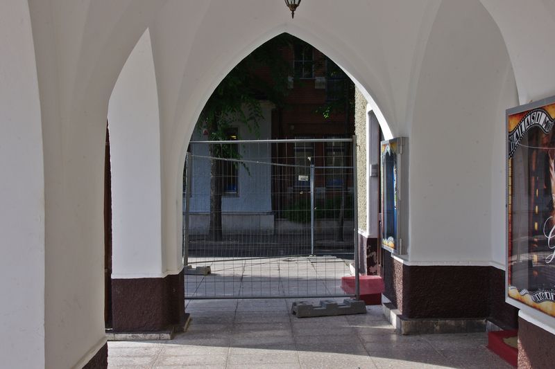 Újabb lezárt járdaszakasz