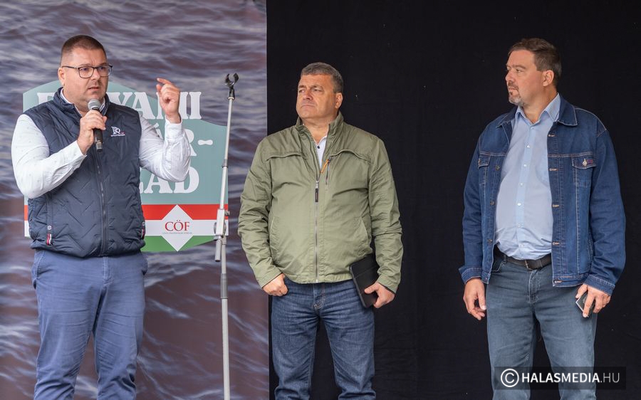 (►) Tényfeltáró Folyami Polgár-Naszád a főtéren (galéria)