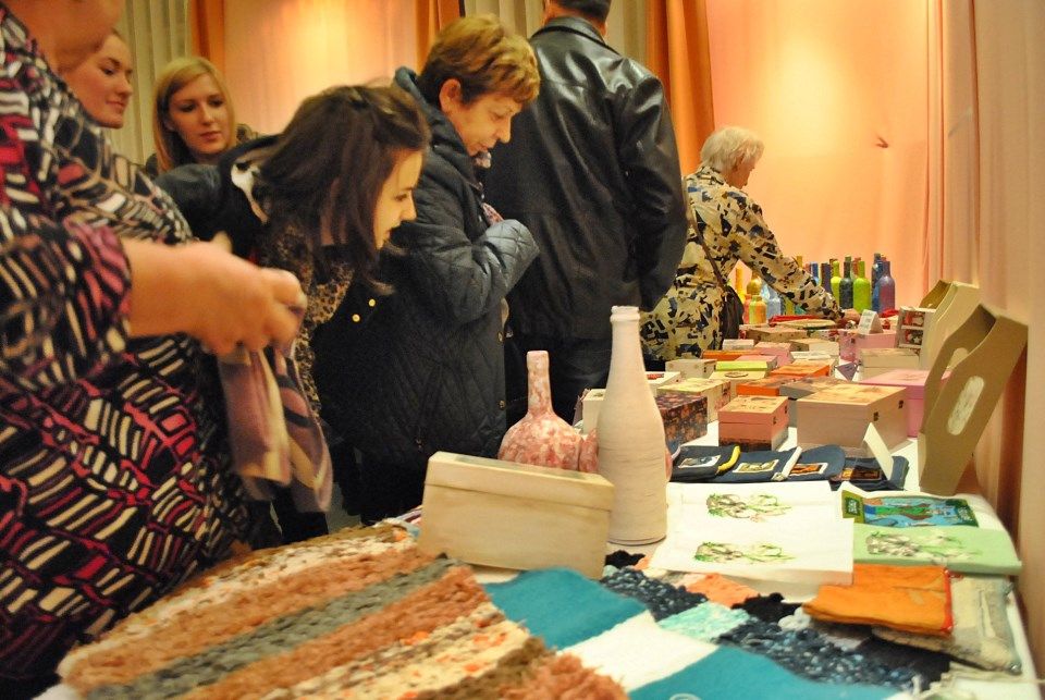 Fogyatékkal élők kézműves kiállítása