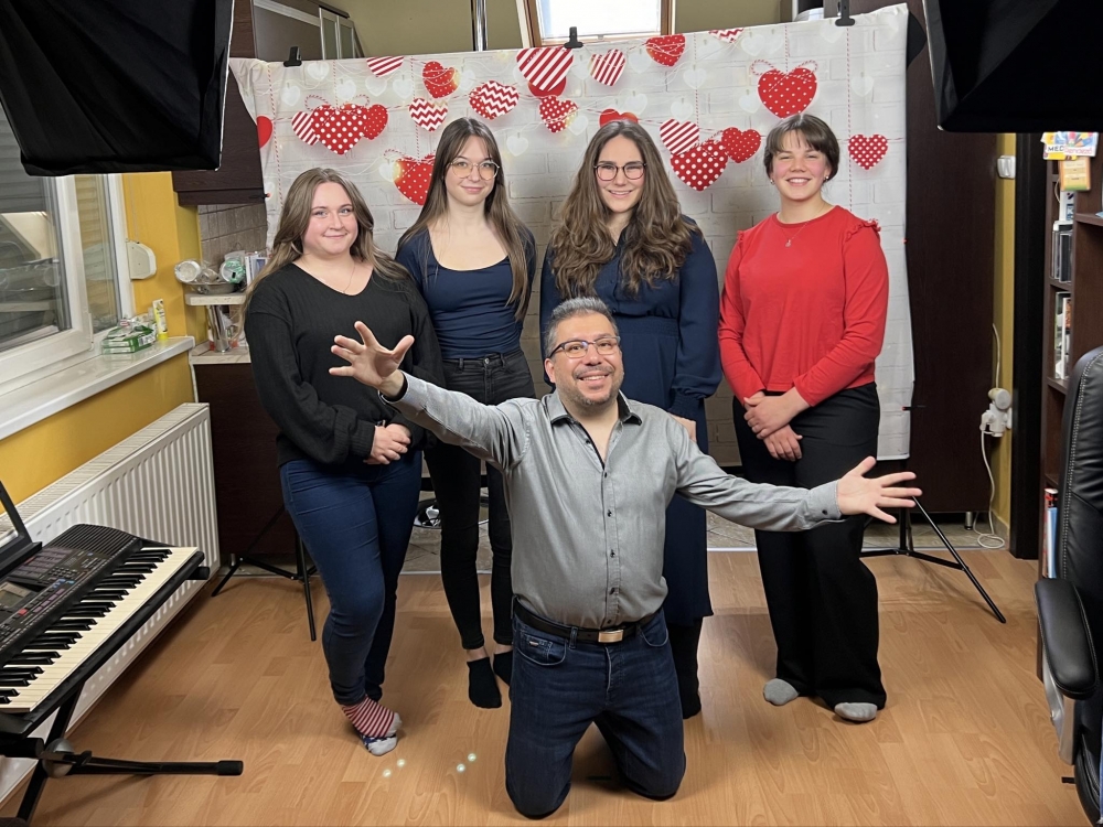 (►) Anyák napi köszöntés a halasi anyukáknak, nagymamáknak