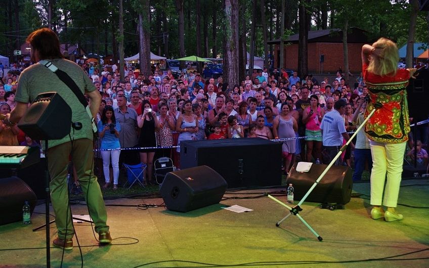 (►) Sztárparádé volt a tóparton