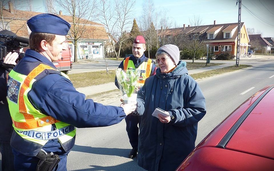 Nőnap a rendőrökkel