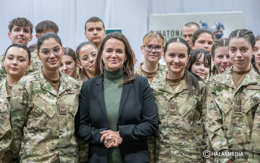 (►) Az államfő előtt mondtak igent a haza védelmére (galéria)