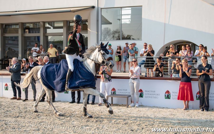Nézőknek is nyitott lovas napokra készülnek