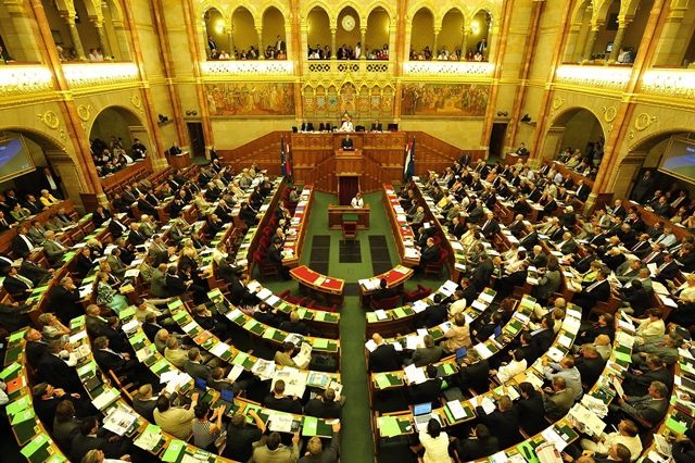 Büntetett képviselők