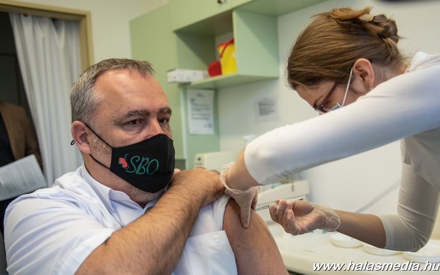 Kórházi dolgozók kaptak Covid elleni védőoltást (galéria)