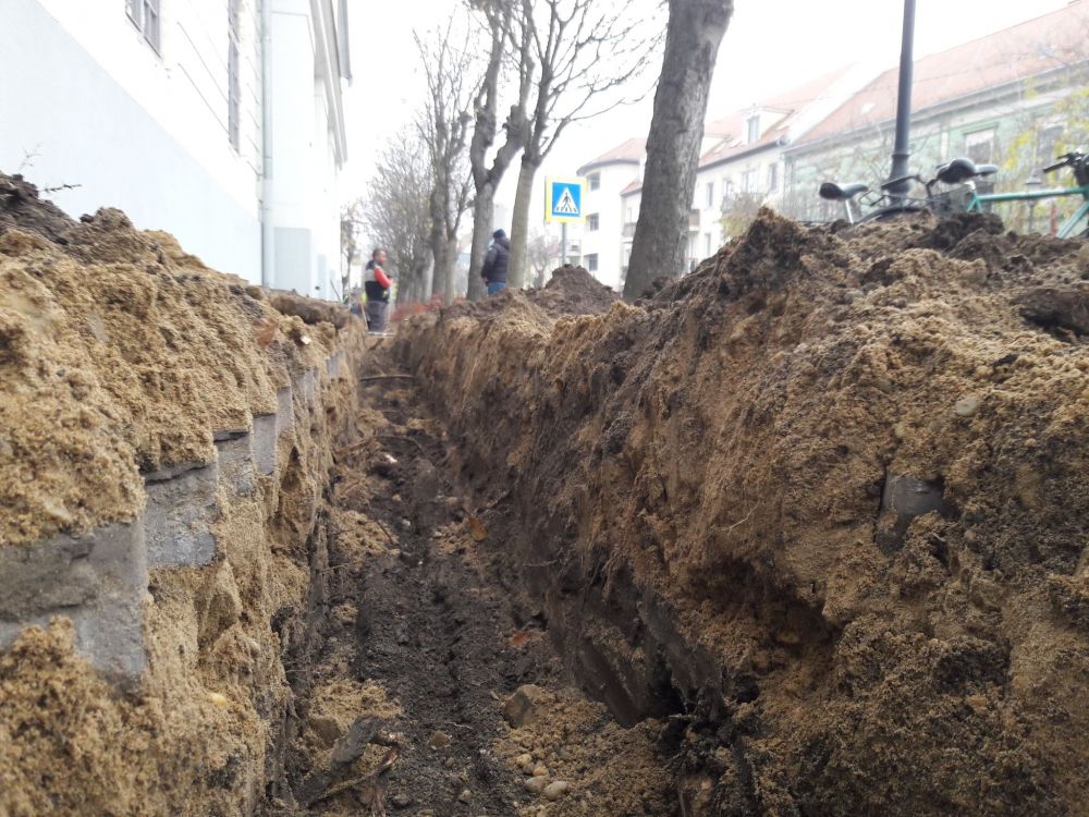 Járdafelbontással jár az optikai kábelfektetés