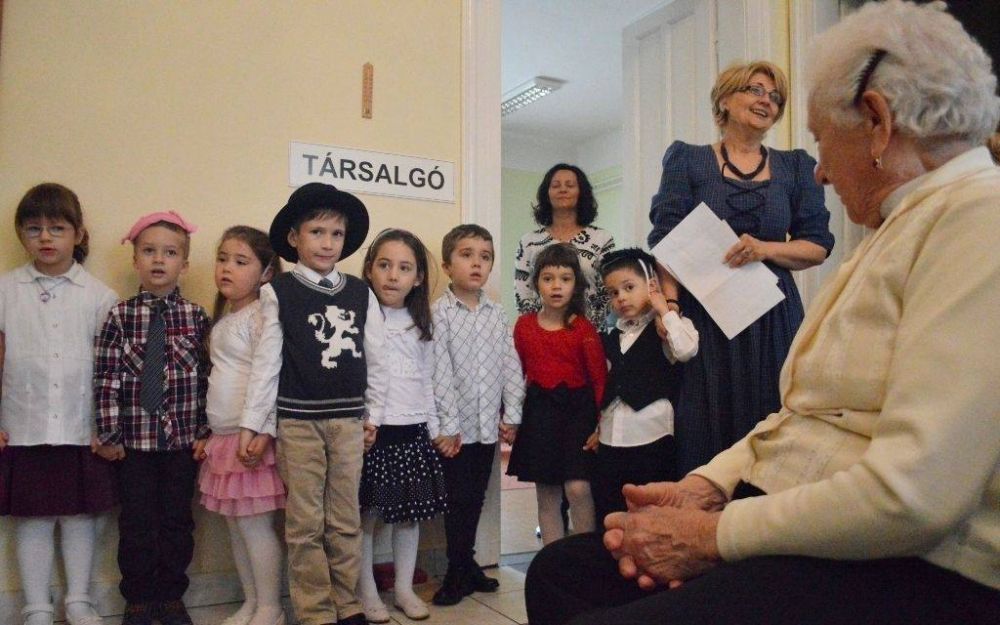 Ovisok anyák napi műsora időseknek