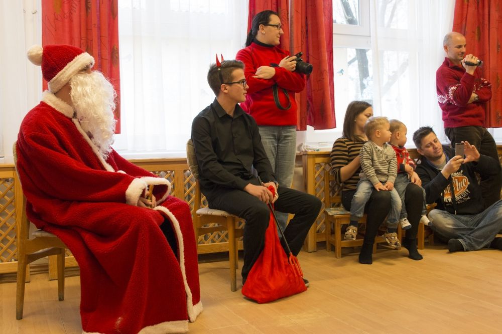 (►) Így fogadták a Mikulást a Bajza utcai ovisok