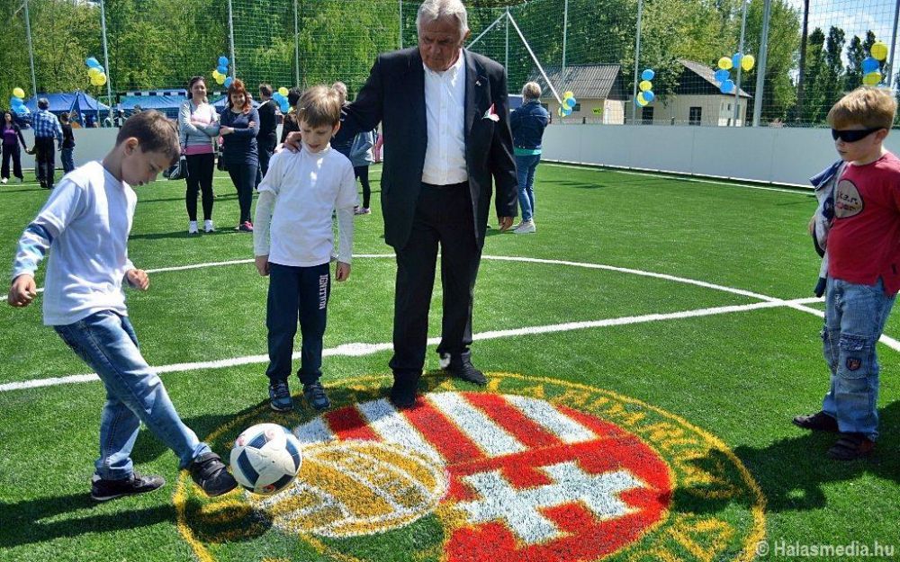 Műfüves focipályát avattak Kunfehértón