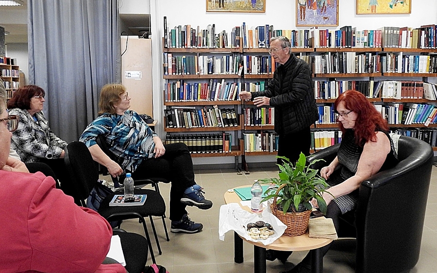 Irodalmi kör a könyvtárban