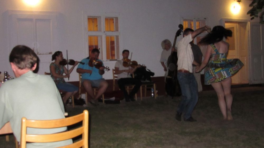 Pásztortűz mellett