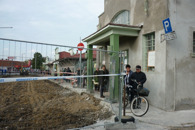 Építkezés, felfordulás a piacnál