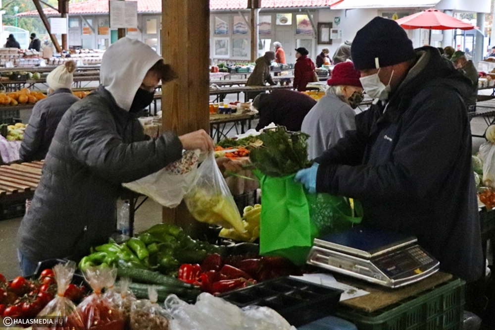 Szigorításokkal, de működik a halasi piac (galéria)