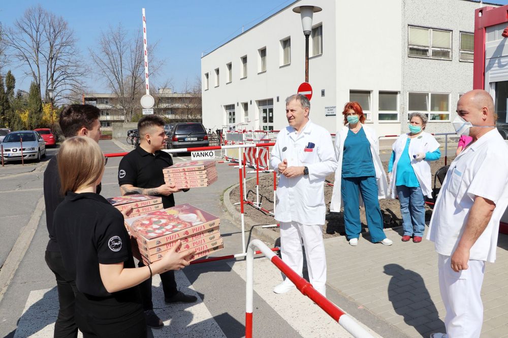 Ajándék pizza a halasi egészségügyi dolgozóknak