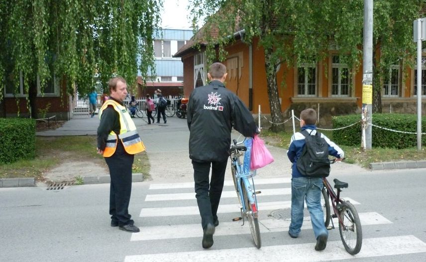Polgárőrök kísérnek a reggeli csúcsban
