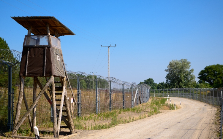 Határon mélységben, ezernyi határsértő egy nap