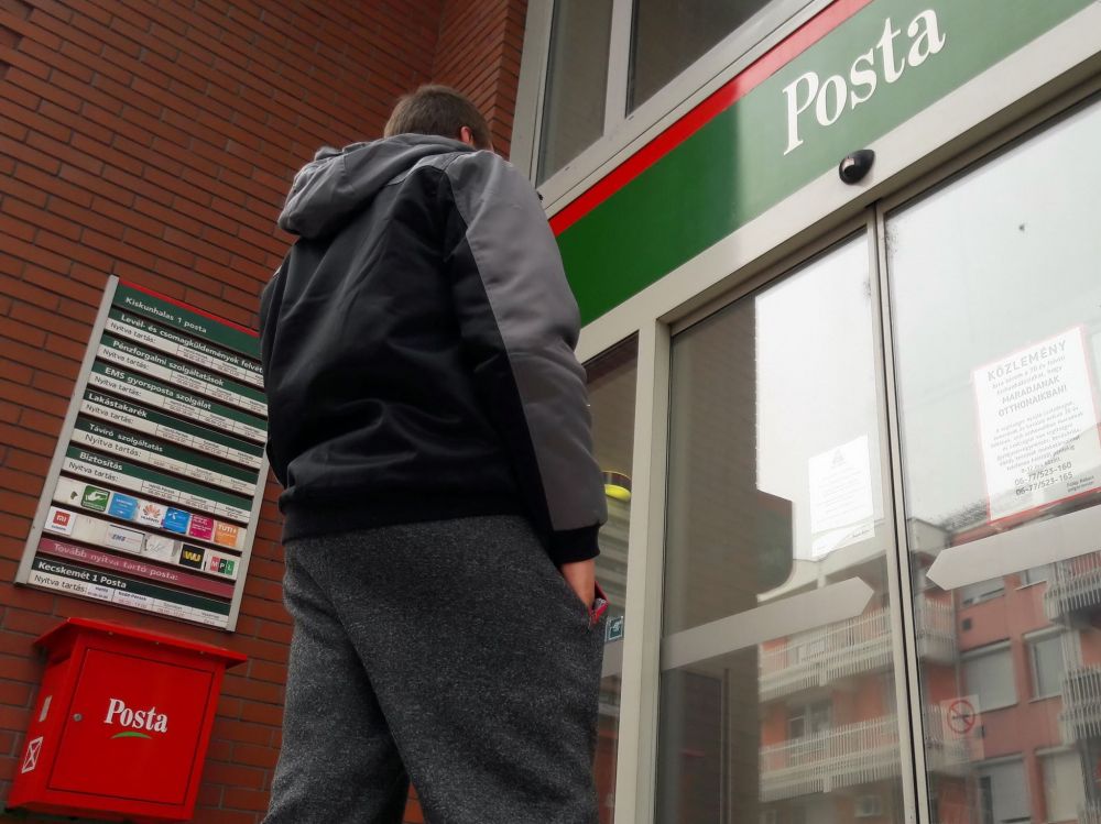 Már a postákon is kötelező a maszk 