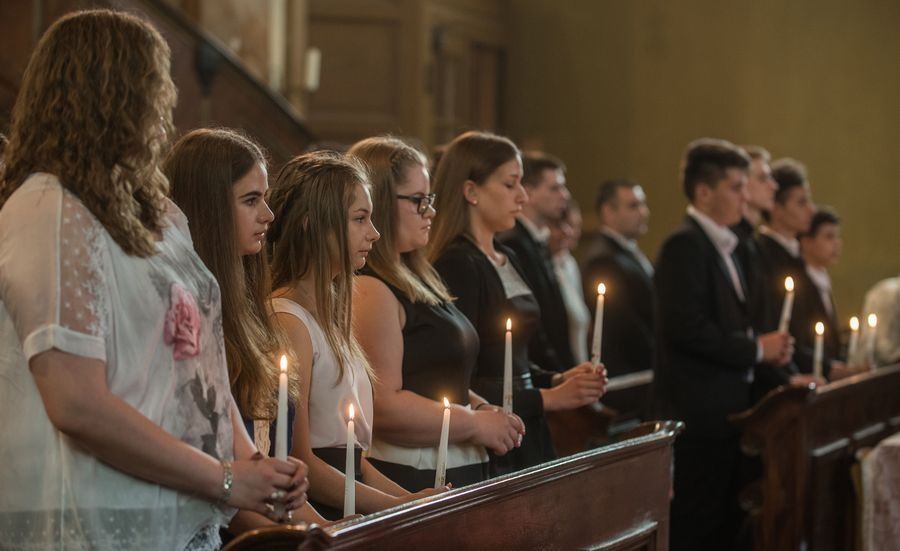 Tizenkét fiatal bérmálkozó
