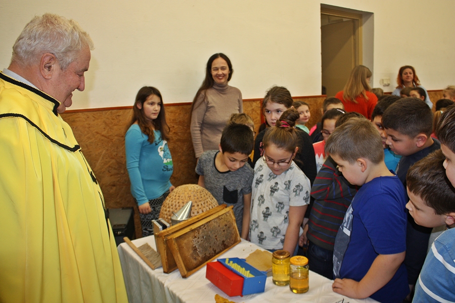 A mézzel ismerkedtek a gyerekek