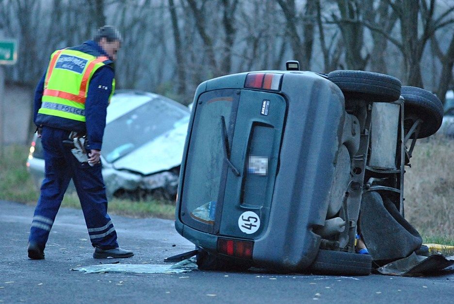 Súlyos sérült a felborult autóban