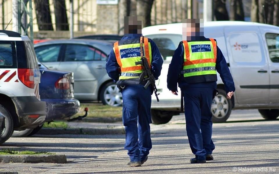 (►) Rendőrségi konvojok, géppisztolyos rendőrök