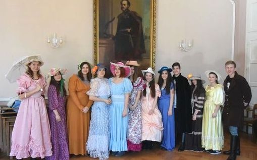 Korhű jelmezekben fejlesztették tudásukat