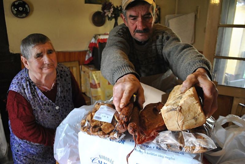 Élelmiszeradományok a halasi Rotary-tól 