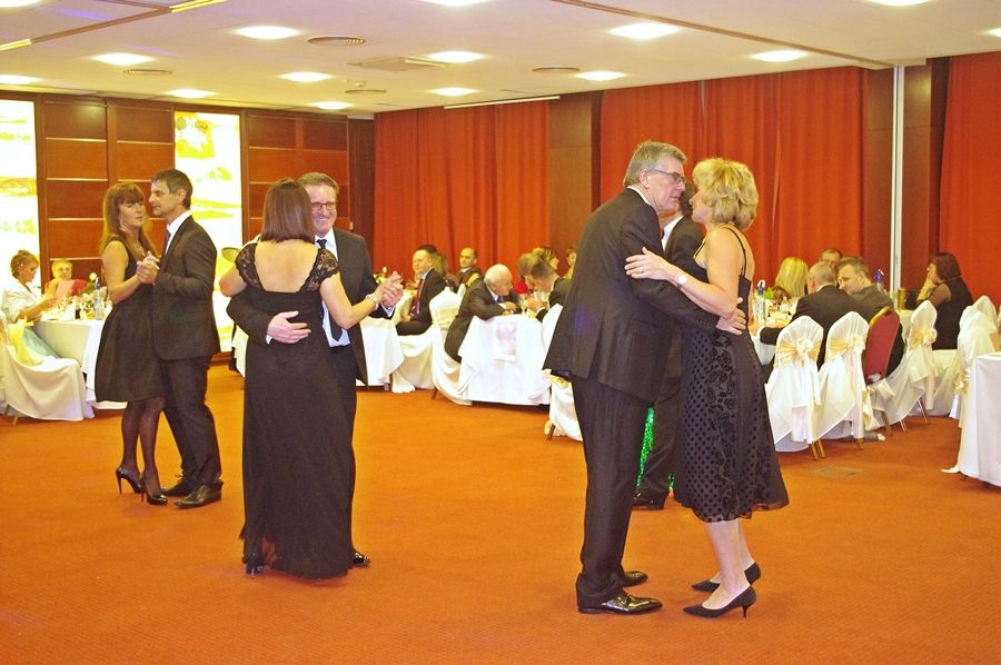 Mulatás közben jótékonykodtak