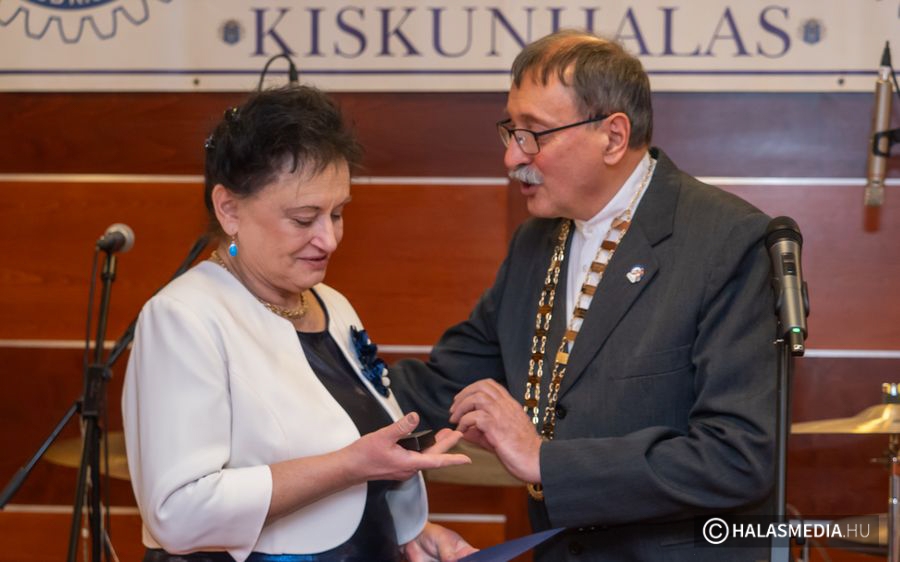 (►) Rotary Club: értékeltek és báloztak, Rékasiné Dr. Oláh Gizella Paul Harris díjat kapott (galéria)