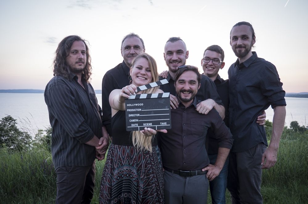 (►) Kék klippremier