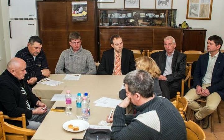 Halasra figyel a lovasvilág