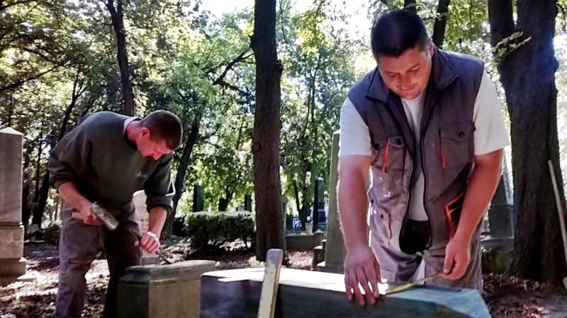 Helyreállítják a régi sírköveket