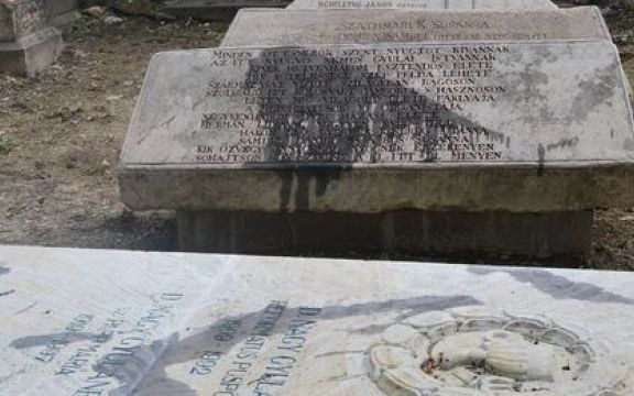 Megvan a sírrongáló