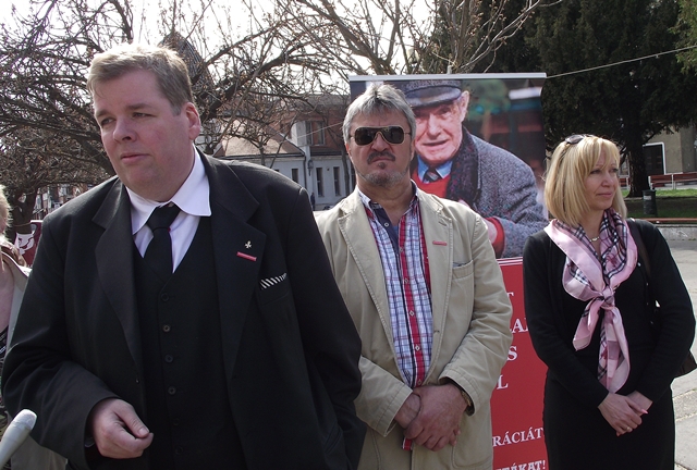 Schmuck: óriásplakátok helyett ételt a szegényeknek!