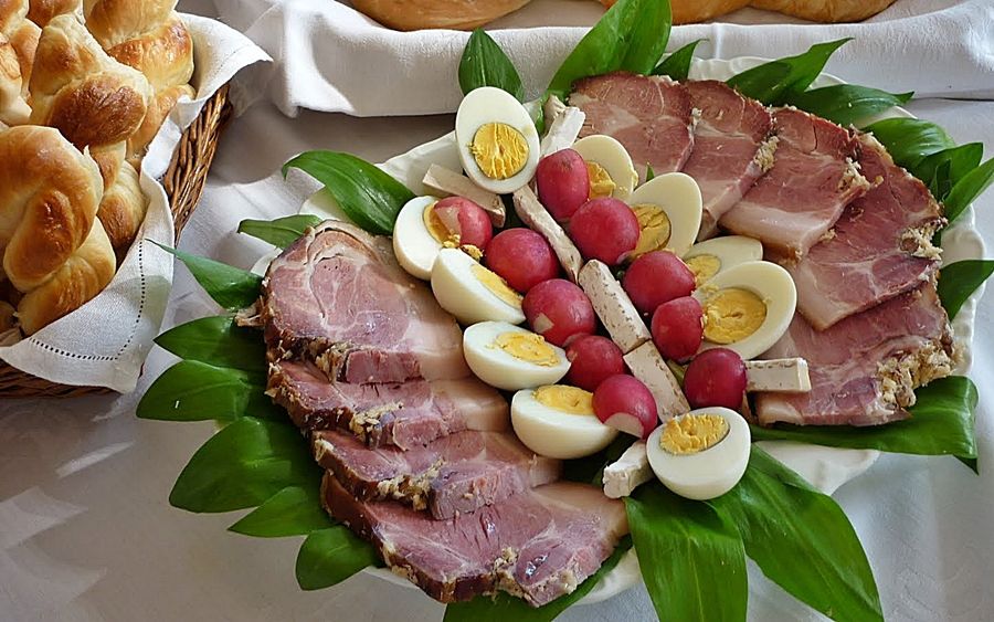 Fő a sonka, viszik a tojást