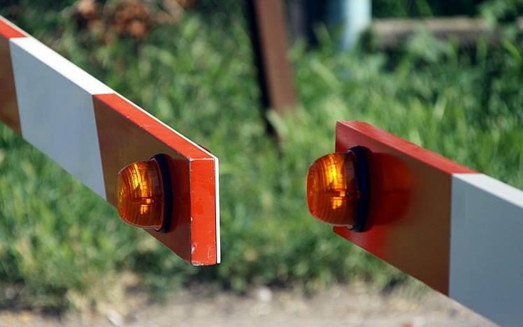 Törte a vasúti sorompót