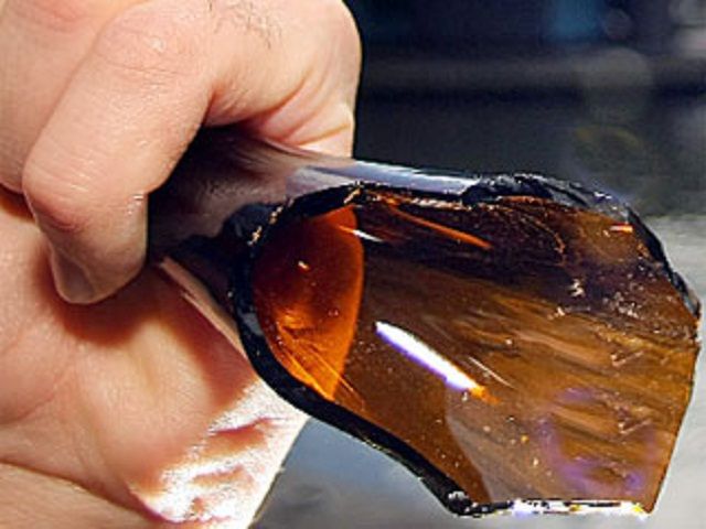 Olivér sörösüveggel ütött