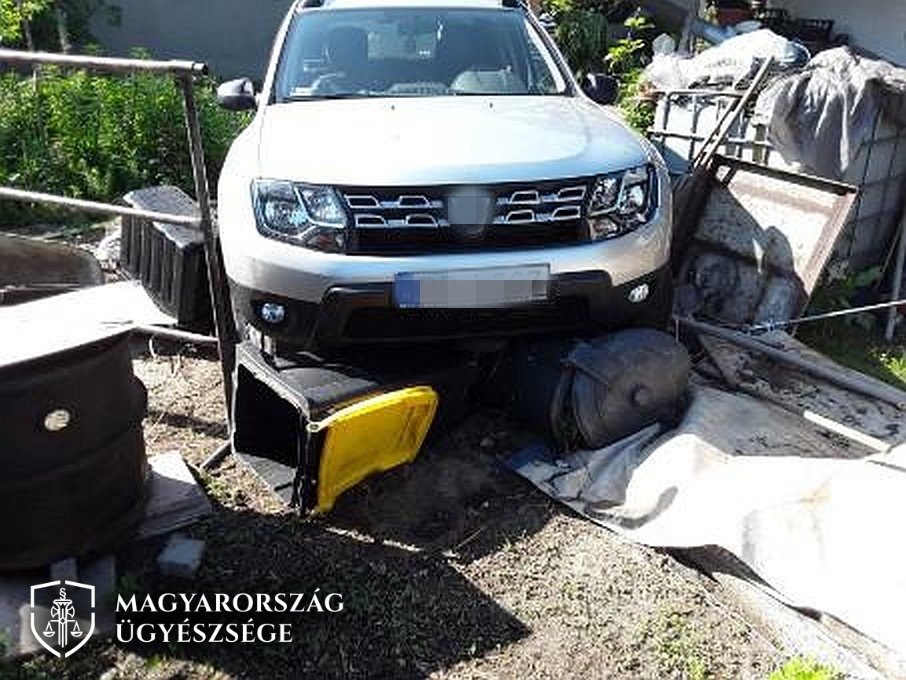 Autót akart lopni, de elaludt a volán mögött 