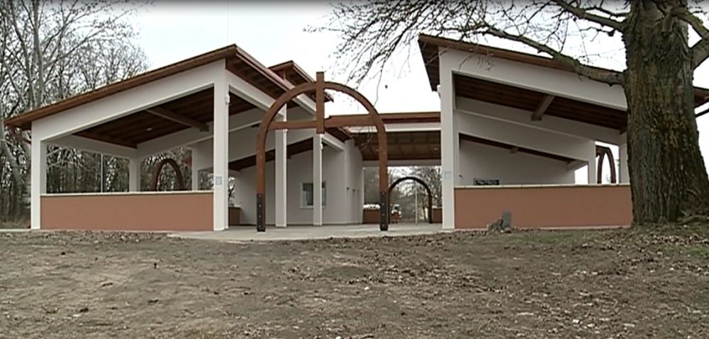 Autóval tilos a behajtás a strandfürdő területére!