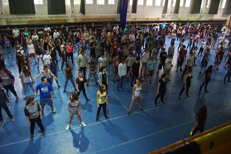 (►) Diák, felnőtt együtt tornázott