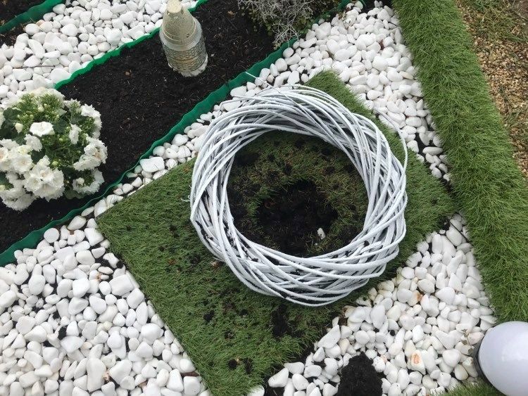 Lopják a növényeket a sírokról