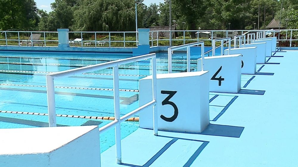 Zárnak a strand kültéri medencéi