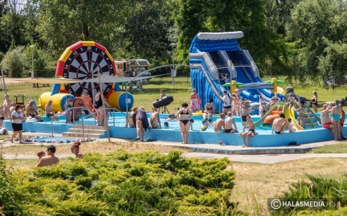 Családi vizes kalandnap cukorkaesővel és habpartyval