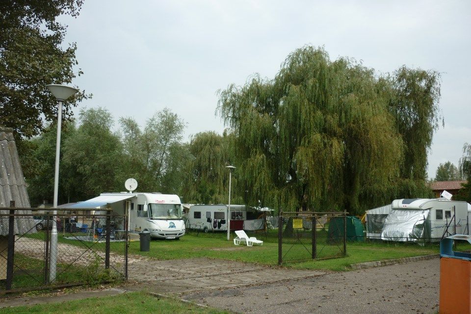 Kevés fürdőző, teli kemping