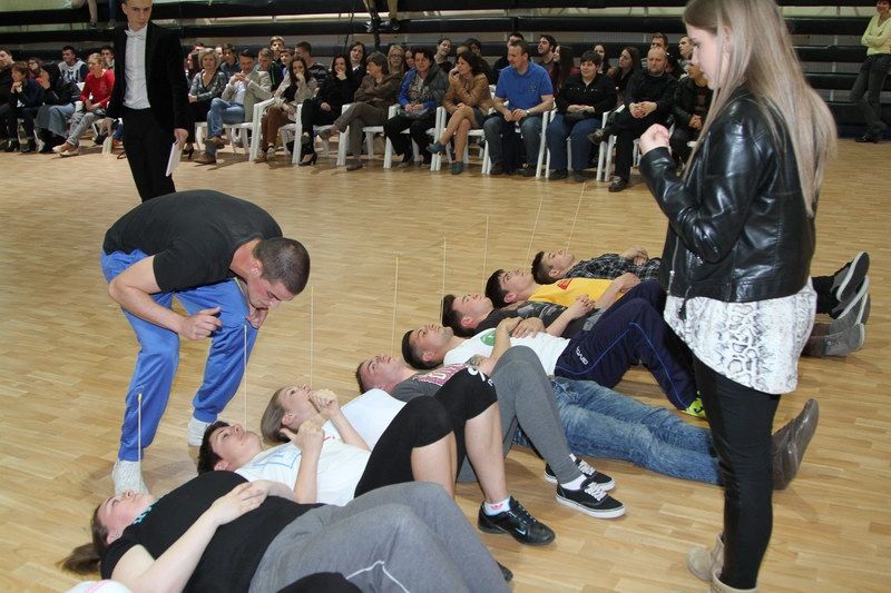 Legalább egy évig a „bések a királyok