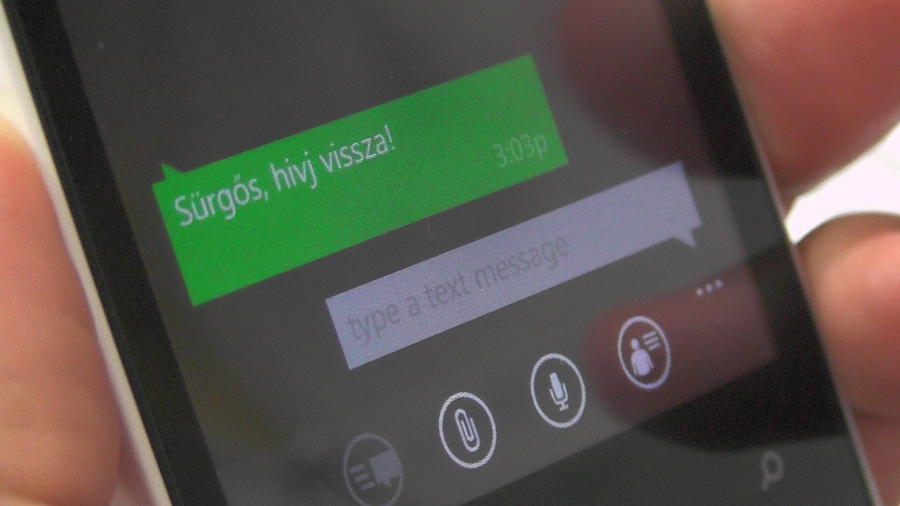 Sejtelmes sms – drága hívás