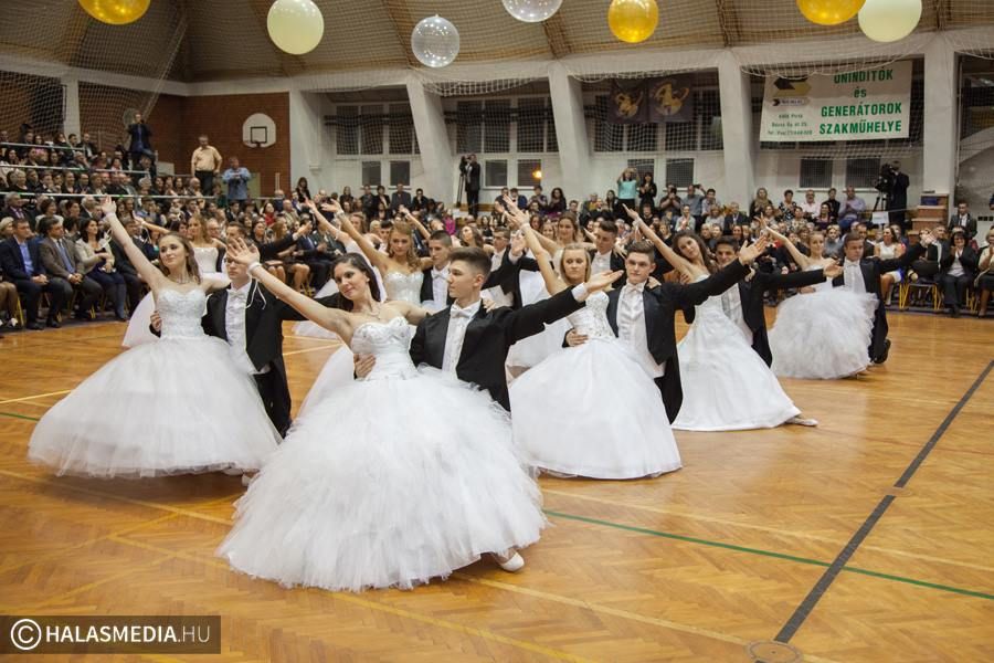(►) Látványos táncok a bibós szalagavatón (galéria)