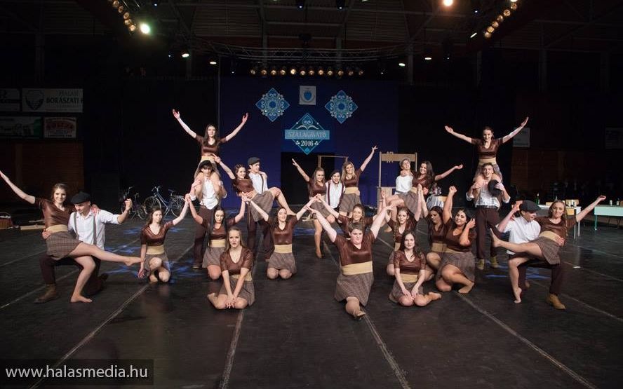 Idén is keressük a legnépszerűbb szalagavatós táncot